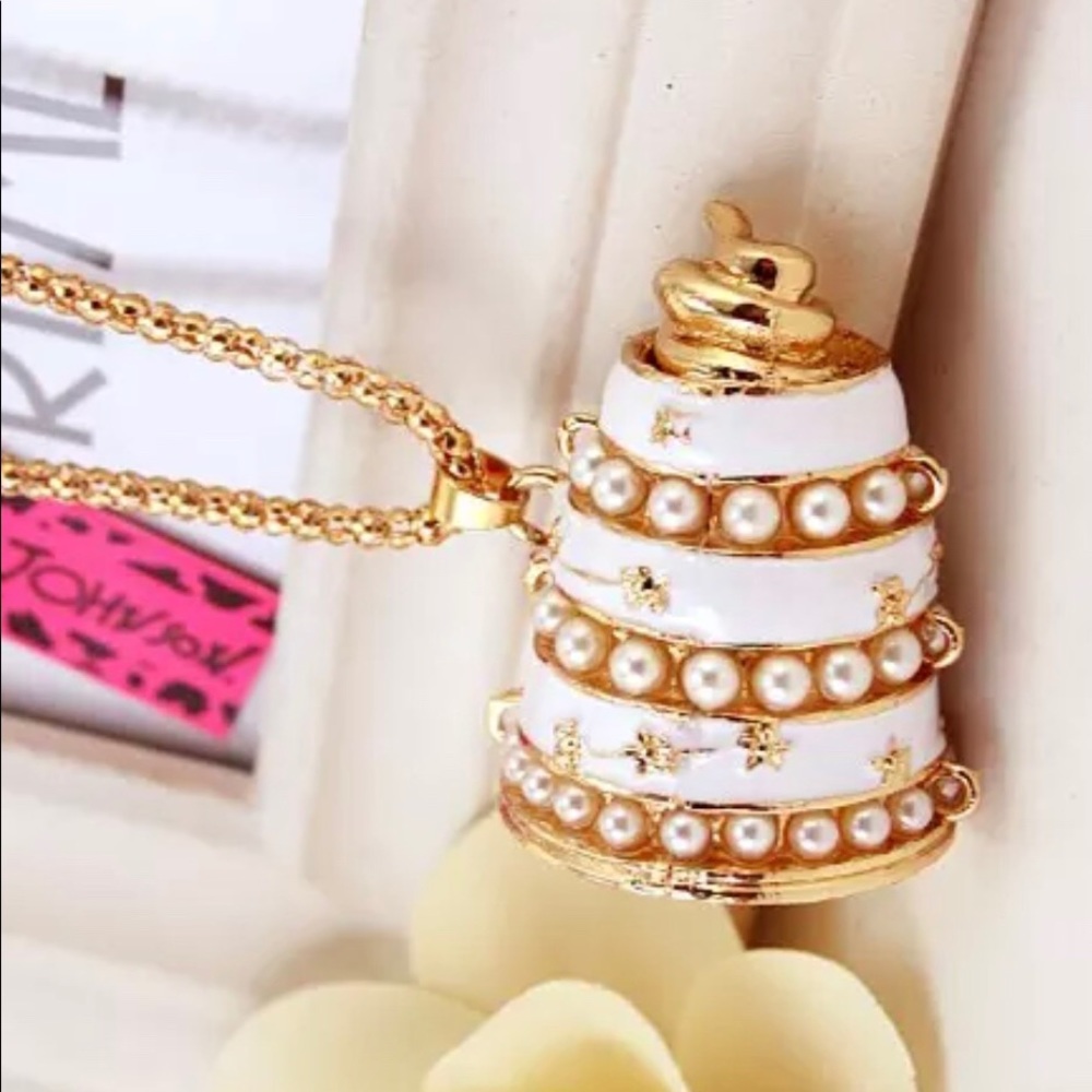💋🍰🎂Wedding Cake Necklace.